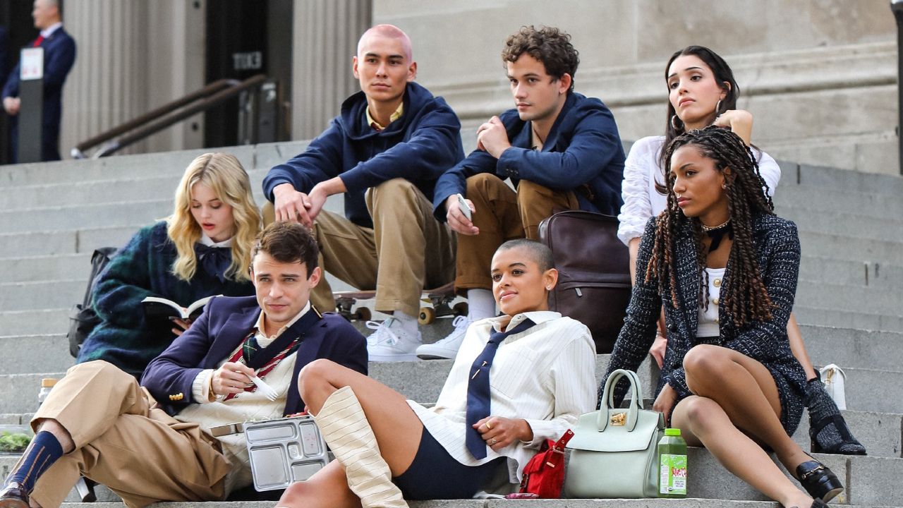  Evan Mock, Emily Alyn Lind, Thomas Doherty, Eli Brown, Jordan Alexander, Zion Moreno and Savannah Lee Smith are seen at the film set of the &#039;Gossip Girl&#039; TV Series on November 10, 2020 in New York City, how to watch the Gossip Girl reboot