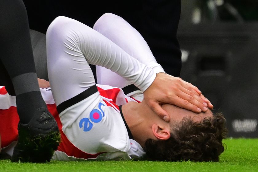 Ruben van Bommel suffers an ACL injury during PSV&#039;s game against AFC Ajax