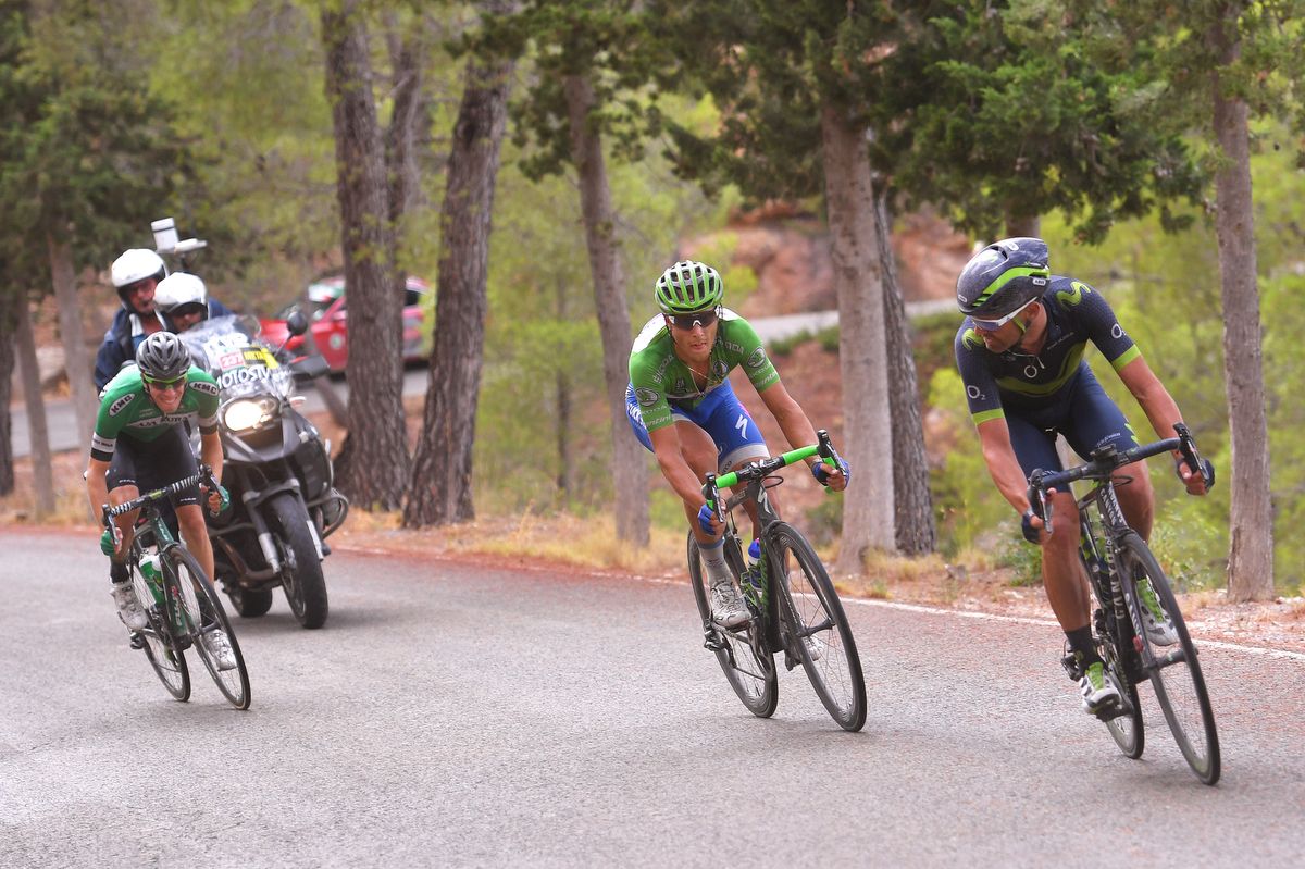 Jos&eacute; Joaqu&iacute;n Rojas (Movistar) checks on his breakaway companions