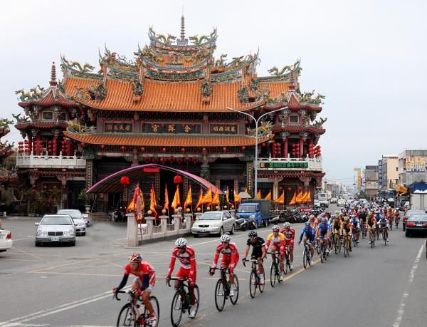 The Chang Hua temple provides a cultural backdrop for the Taiwan peloton