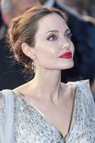 angelina jolie on the red carpet with a 50s makeup look