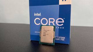 Een Intel Core i7-13700K tegen zijn verpakking aan