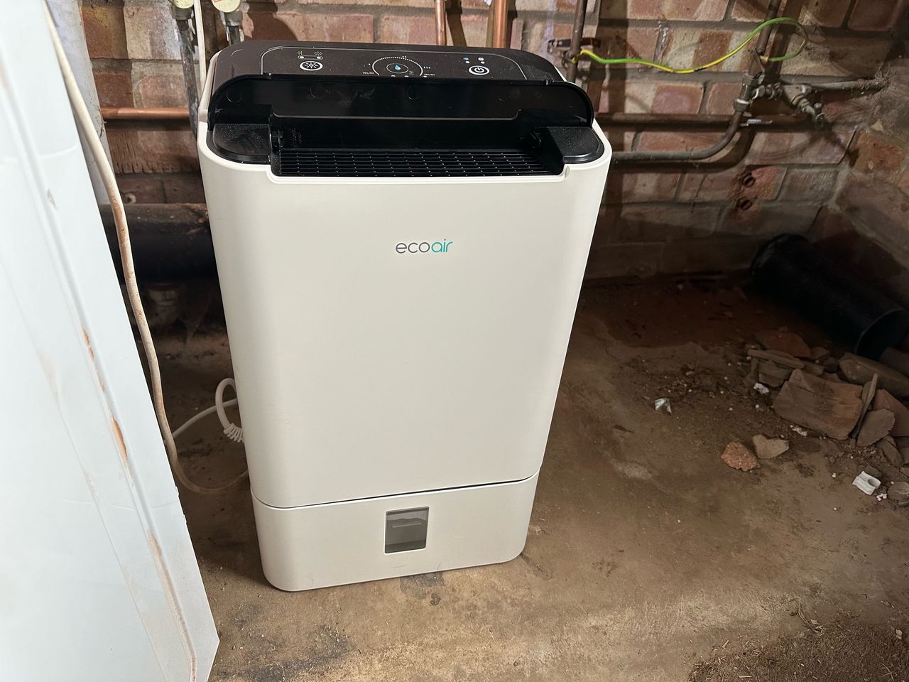 The EcoAir DD2 simple desiccant dehumidifier in my garage