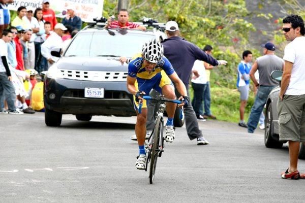 Miguel Rojas (Grupo Ice) out of the saddle on the steep pitch to the finish.