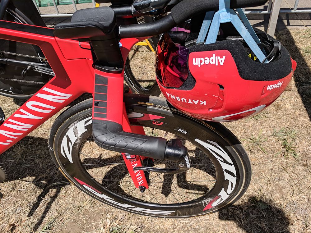 Canyon supplies its base bars with proprietary Ergon rubber grips
