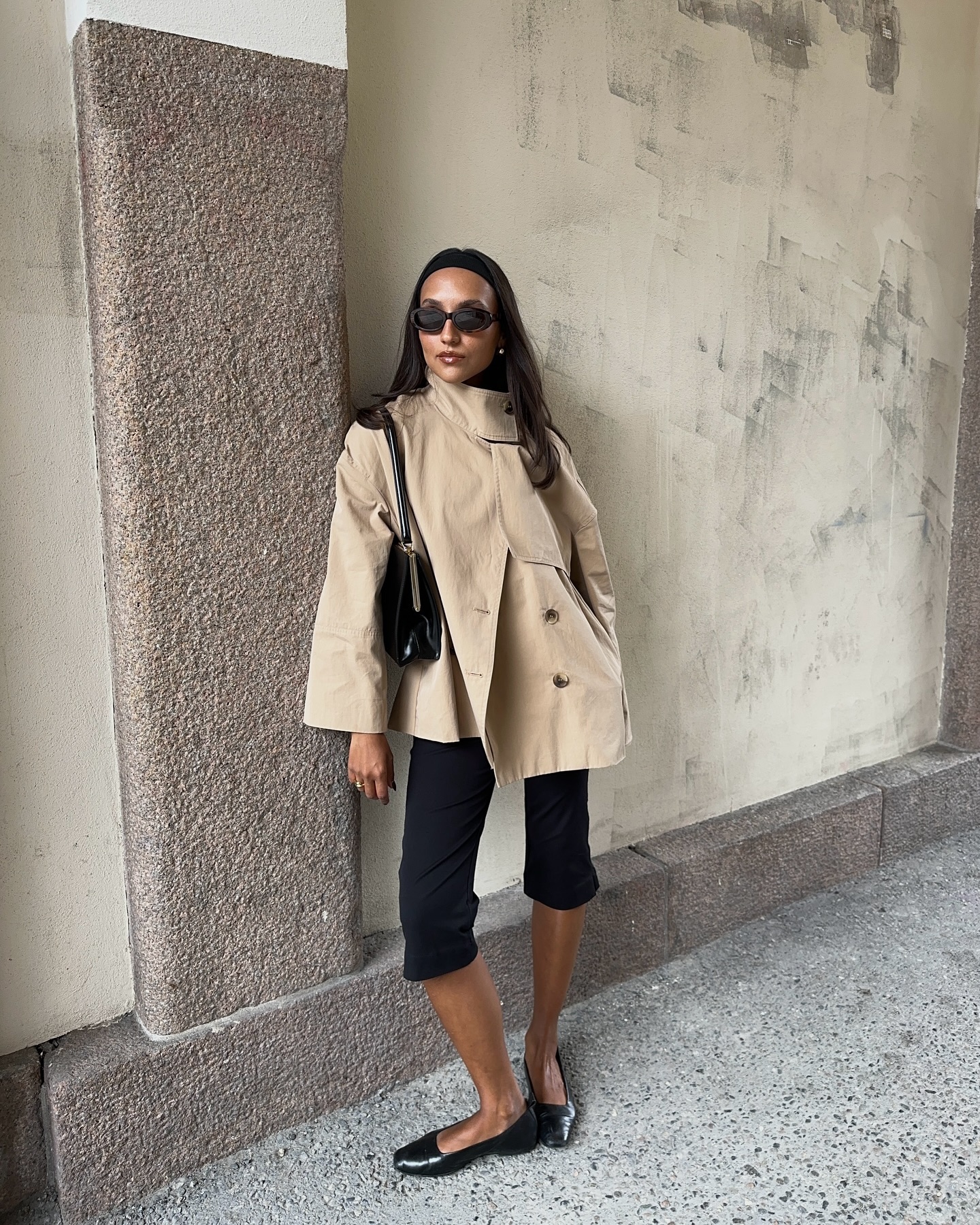 Influencer wears capri pants with ballet flats.