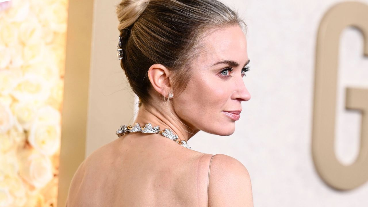 emily blunt at the golden globes 2024