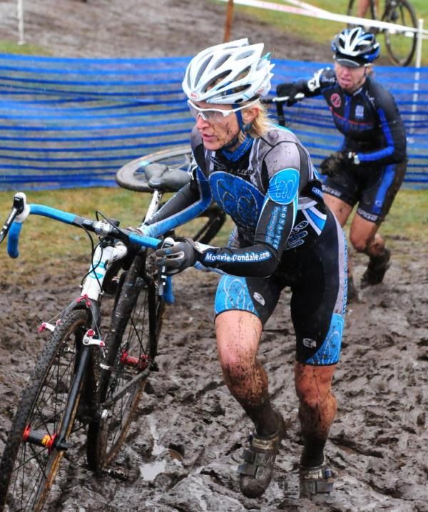 Sue Butler (MonaVie/Cannondale) running the barriers in 3rd place