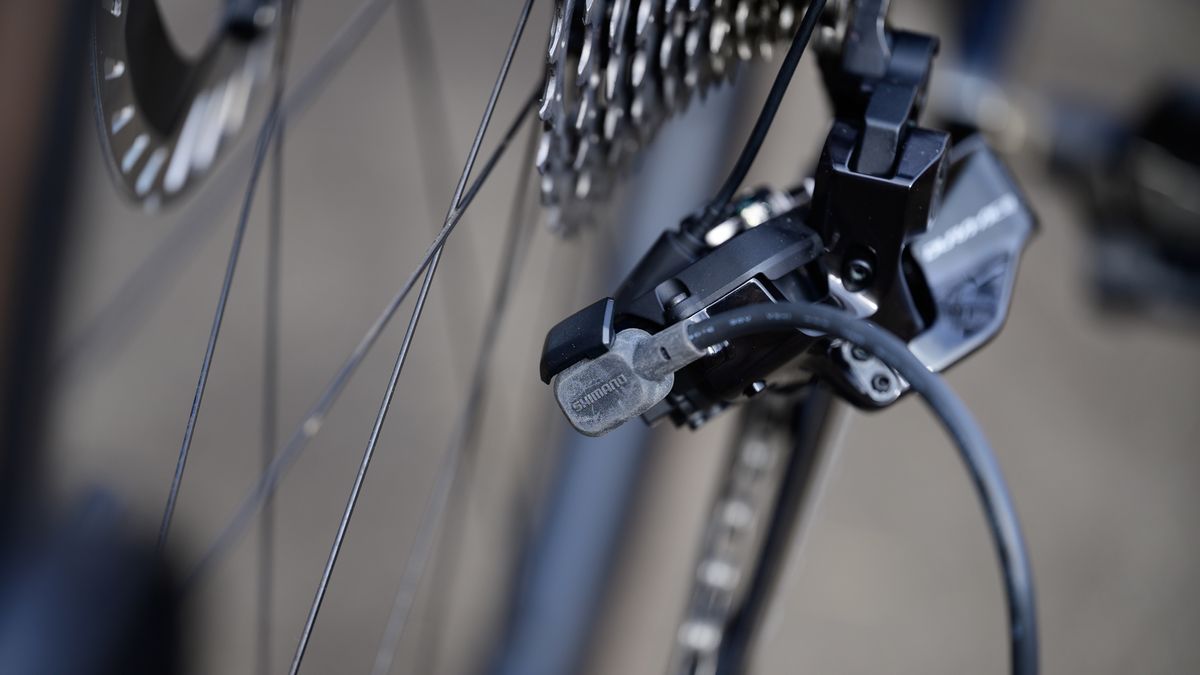 Shimano Dura-Ace R9150 Di2 plugged in