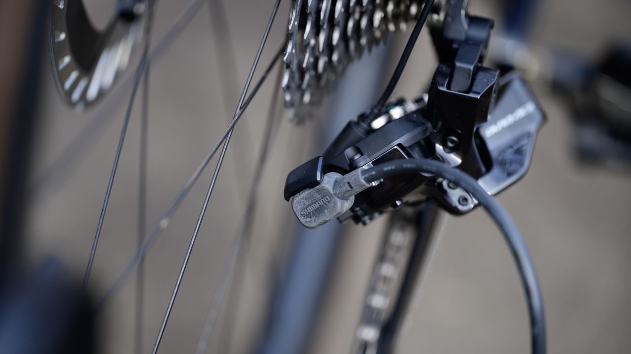 Shimano Dura-Ace R9150 Di2 plugged in