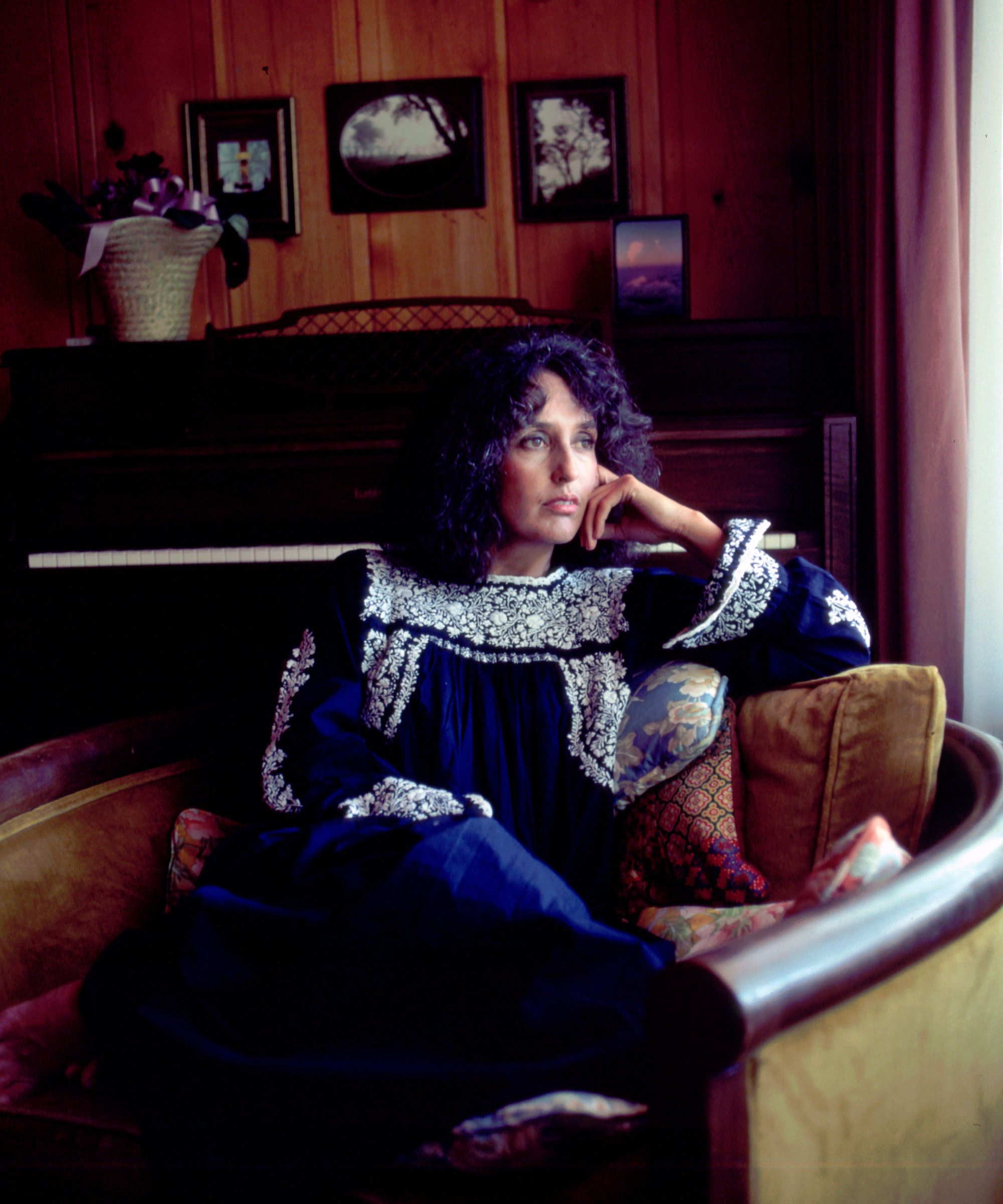 joan baez in her home