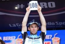 Stage 6 winner Mark Cavendish (Omega Pharma-QuickStep) pays tribute to Wouter Weylandt, who died during the Giro exactly two years ago