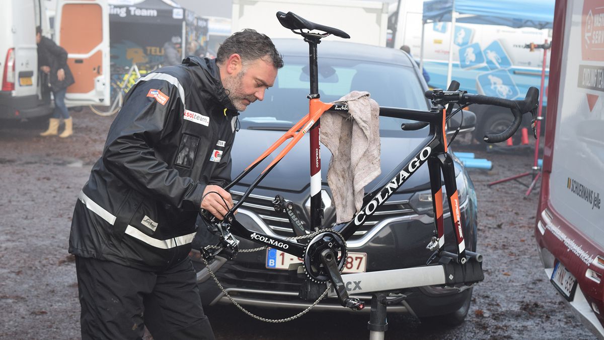 A mechanic prepares a Colnago Prestige for racing