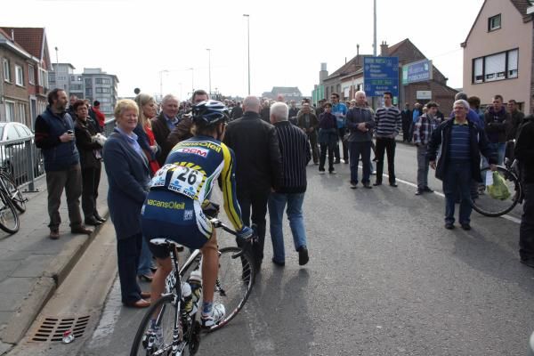 It took riders quite some time to negotiate the path from team bus to the start line.