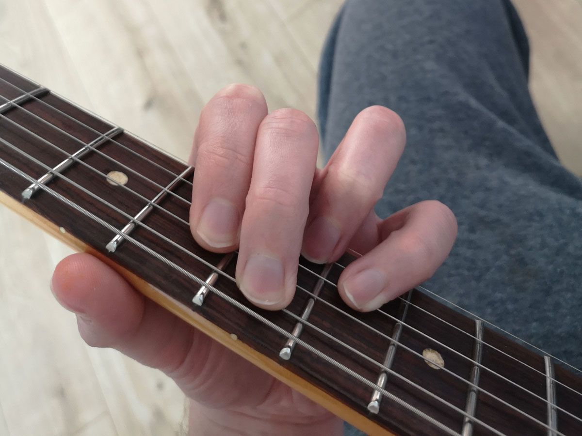How to play an E chord on guitar