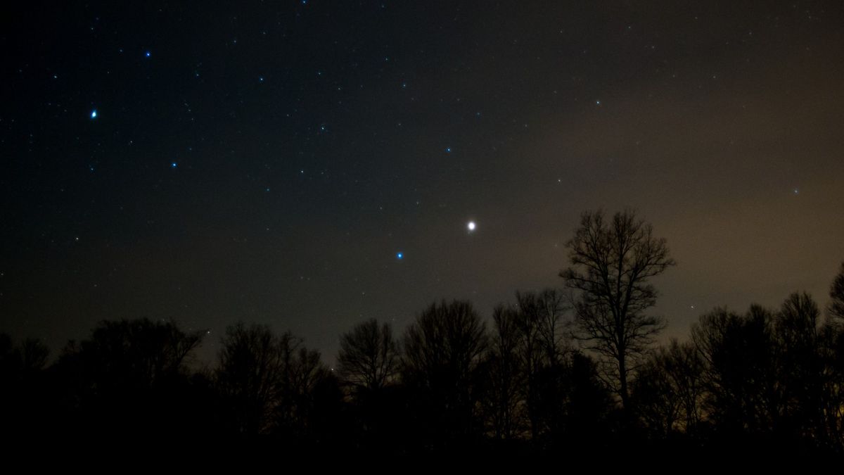 Mars shines red next to blue Spica at sunset on Sept. 13