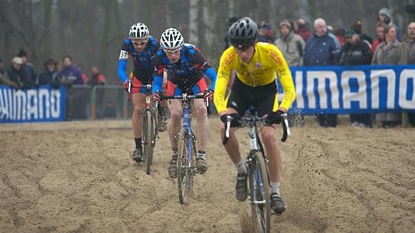Dan Neyens (center) in his Team USA skinsuit at the Hofstade World Cup.