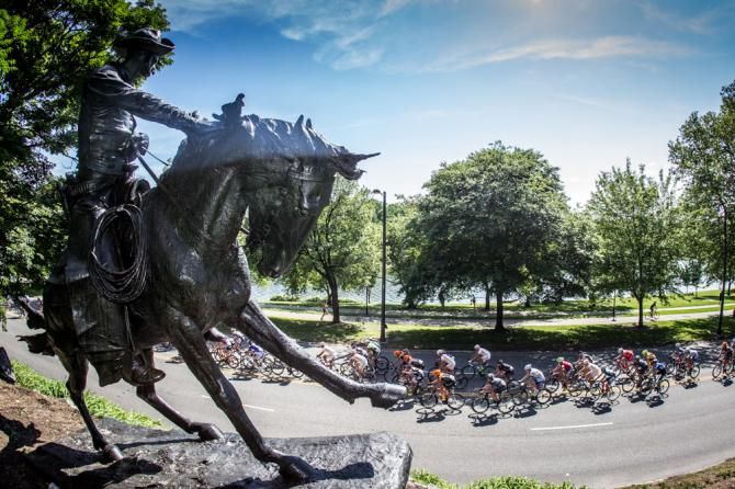 The men&rsquo;s field heads back towards downtown Philly