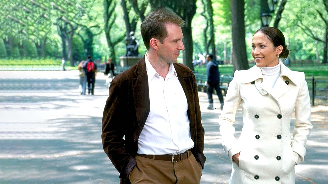 Ralph Fiennes and Jennifer Lopez stroll through Central Park in Maid in Manhattan