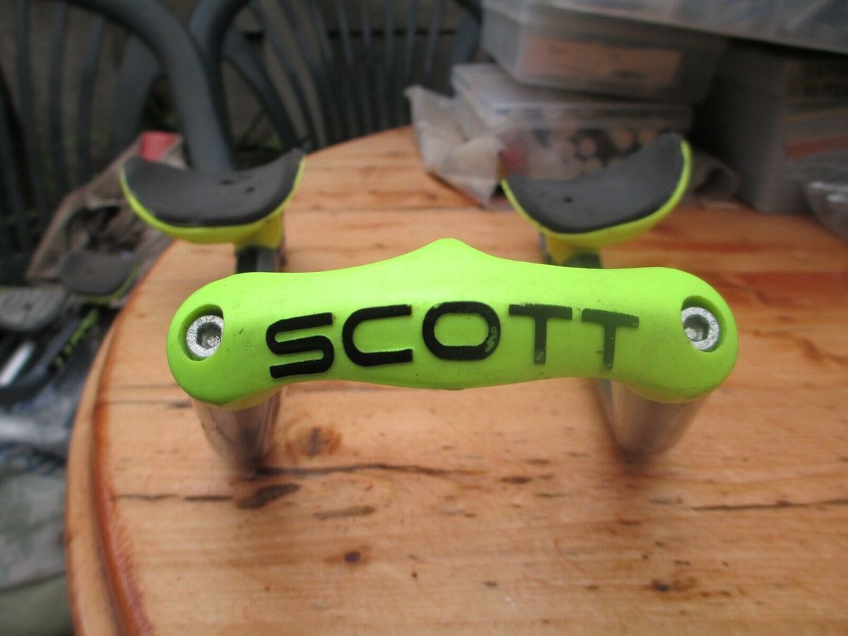 The plastic 'bridge' replaced the metal U-bend of Scott&rsquo;s original clip-on bars, presumably to save some weight