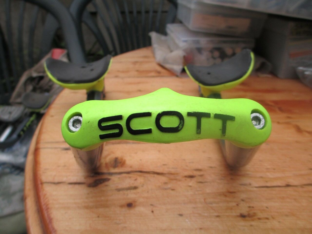 The plastic 'bridge' replaced the metal U-bend of Scott&rsquo;s original clip-on bars, presumably to save some weight