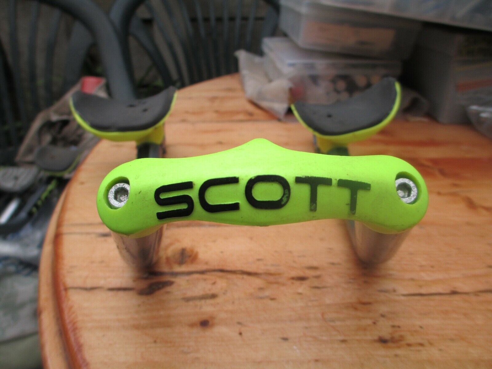 The plastic 'bridge' replaced the metal U-bend of Scott’s original clip-on bars, presumably to save some weight