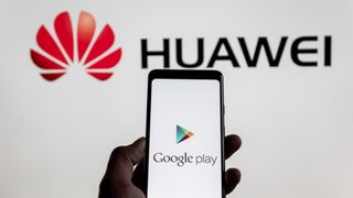 Huawei-telefon med Google Play kjørende på skjermen