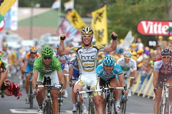 Mark Cavendish (Columbia-HTC) claims another win ahead of Thor Hushovd.