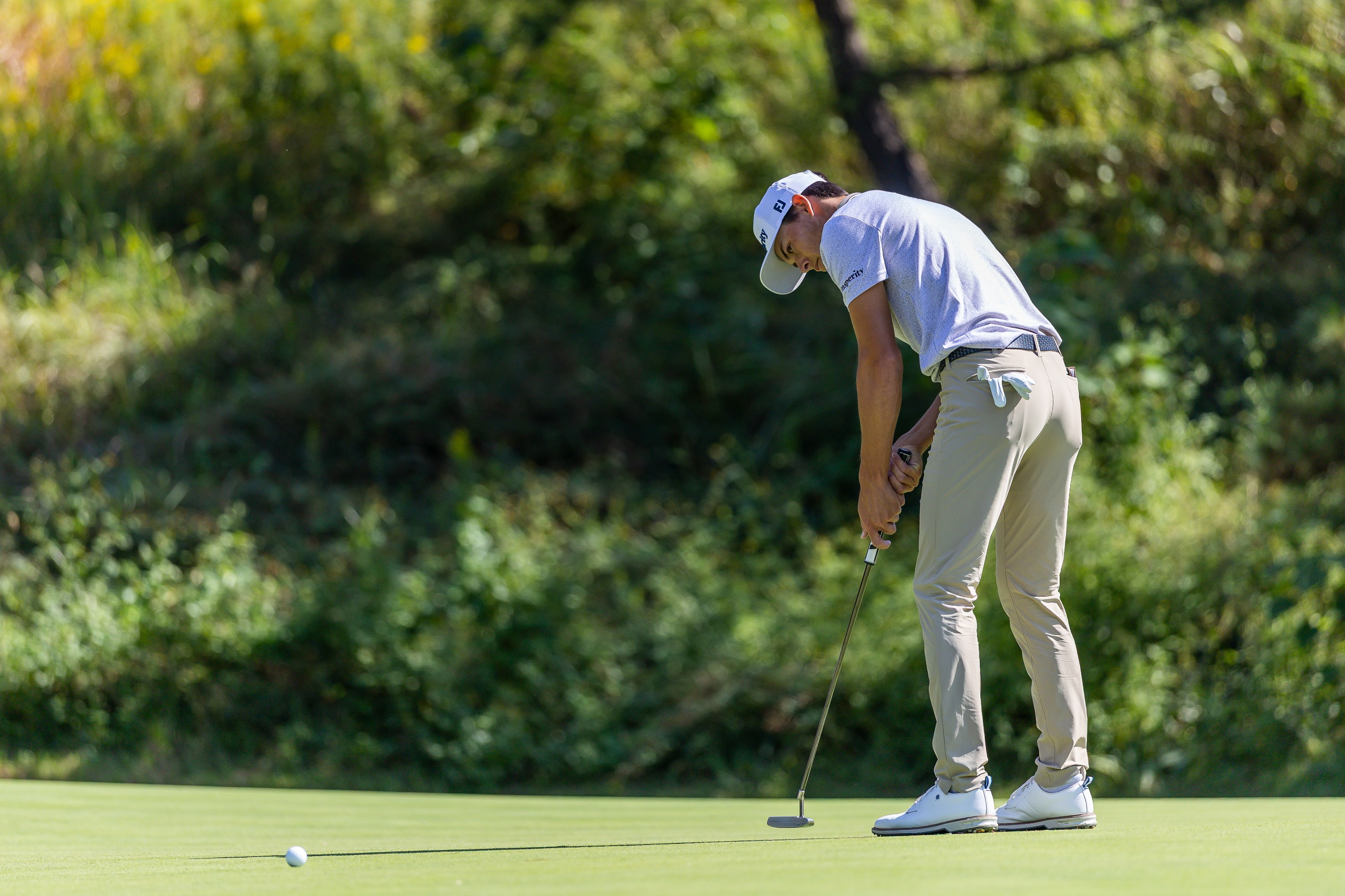 Johnny Keefer rolling in a putt on the PGA Tour