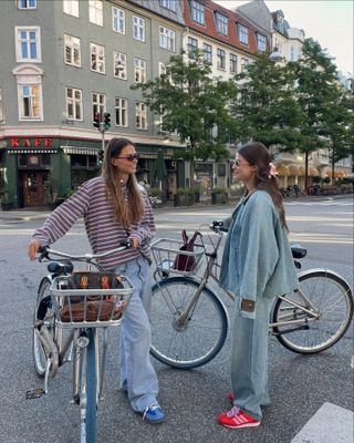 Fashion influencer @lunaisabellaa and her friend wearing chic spring outfits with on-trend sneakers.