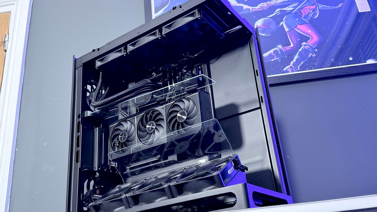 The Havn HS 360 PC case in black and white on a desk.