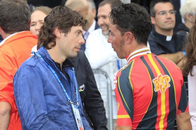 Three-time world champion Oscar Freire, the last Spaniard to win the rainbow jersey, speaks to Joaquim Rodriguez after his tough loss to Rui Costa in the 2-man sprint finish for a world title.