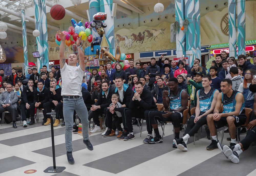Alexey Lutsenko takes a jump shot