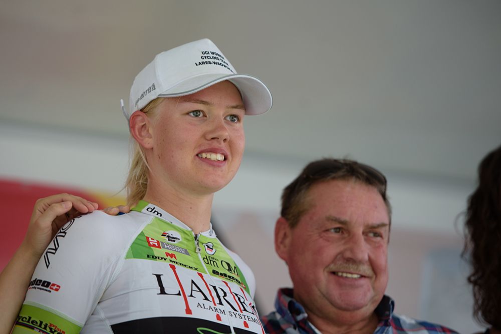 Alexandra Nessmar (Lares Waowdeals) receives the combatitivity award at the 97 km Stage 3 of the Lotto Belgium Tour 2016