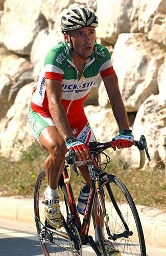 Paolo Bettini (Quick.Step) had a headstart on the final climb, but it didn't last long