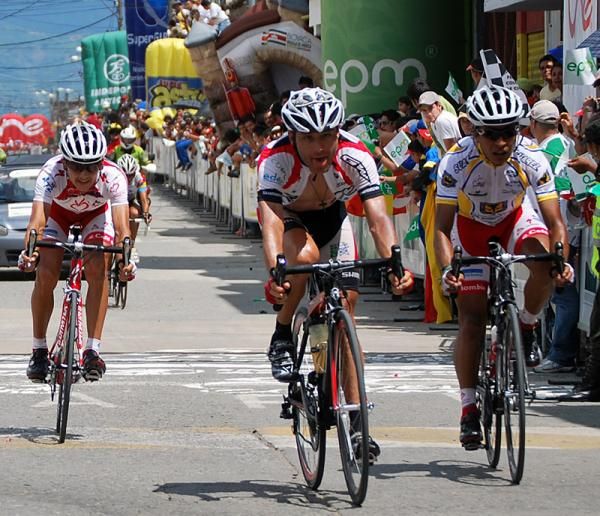 Ivan Parra (GW Shimano-Chec-Edec-Envia) wins the sprint for fifth place.