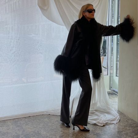 girls posing to get an outfit picture