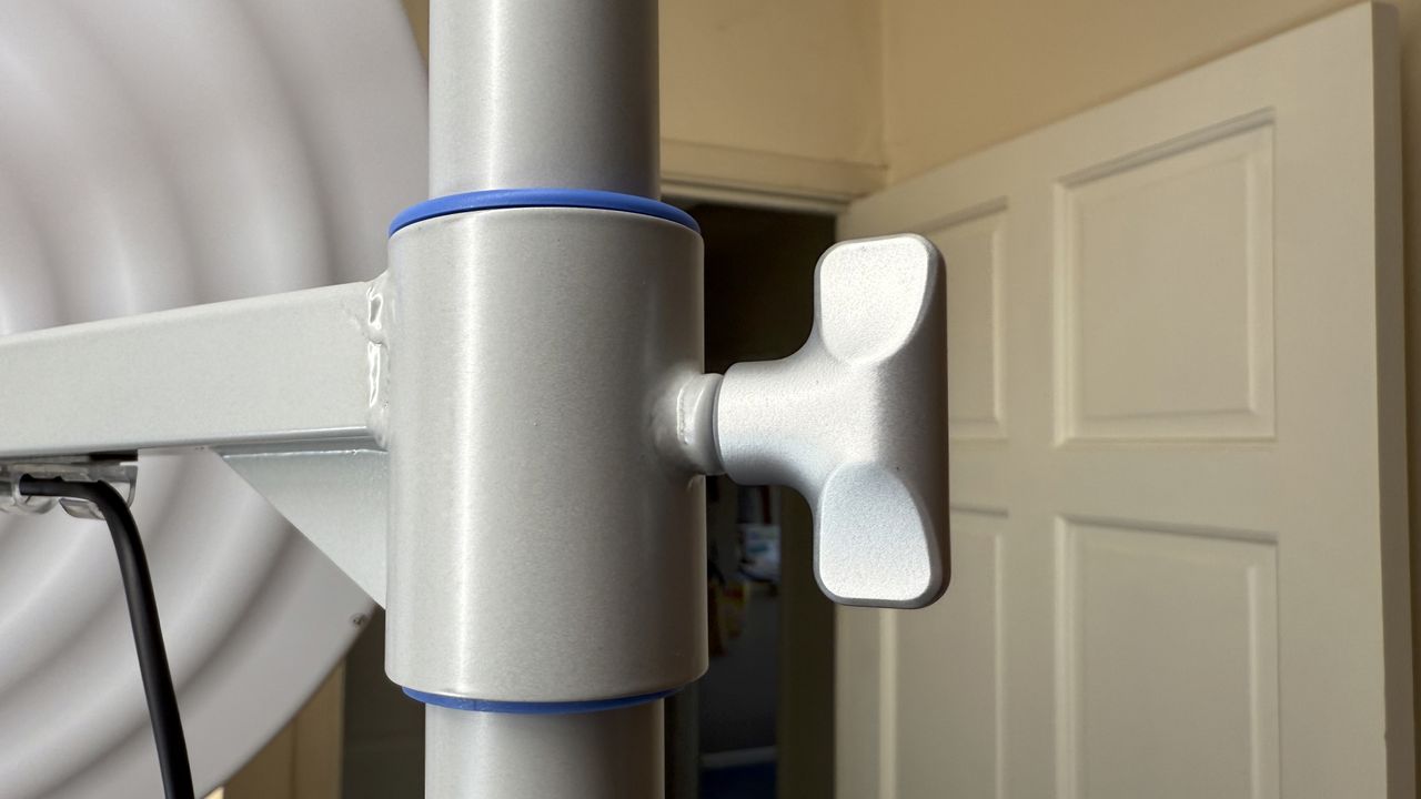 Close-up of the Verge stand&rsquo;s horizontal mounting arm attached to the vertical pole
