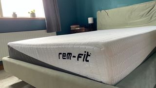 A closer look at the edge of the REM-Fit Pocket 1000 mattress