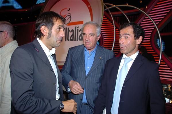 Franco Ballerini greets Italian commentator Davide Cassani