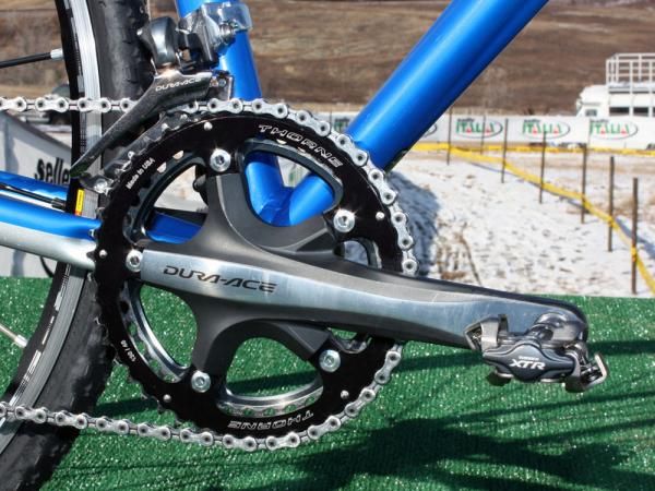 Shimano doesn't currently offer dedicated Dura-Ace 7900 outer chainrings in 'cross-specific sizes so the usual seamless look is somewhat interrupted here.