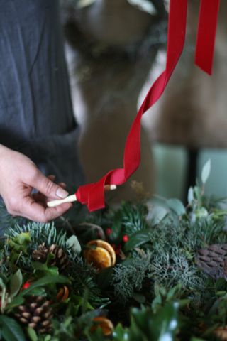 How to make a Christmas wreath decorated