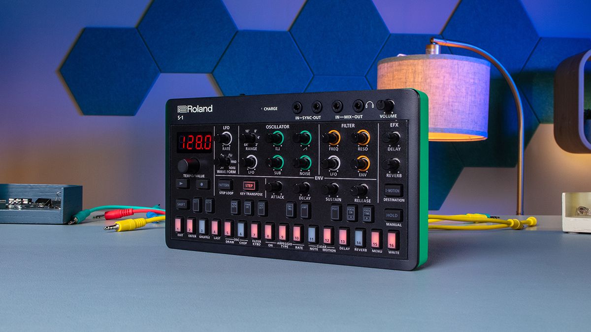 Roland Tweak Synthesizer S-1 本体 Amazon.com: Roland AIRA Compact S-1 Tweak Synthesizer Bundle