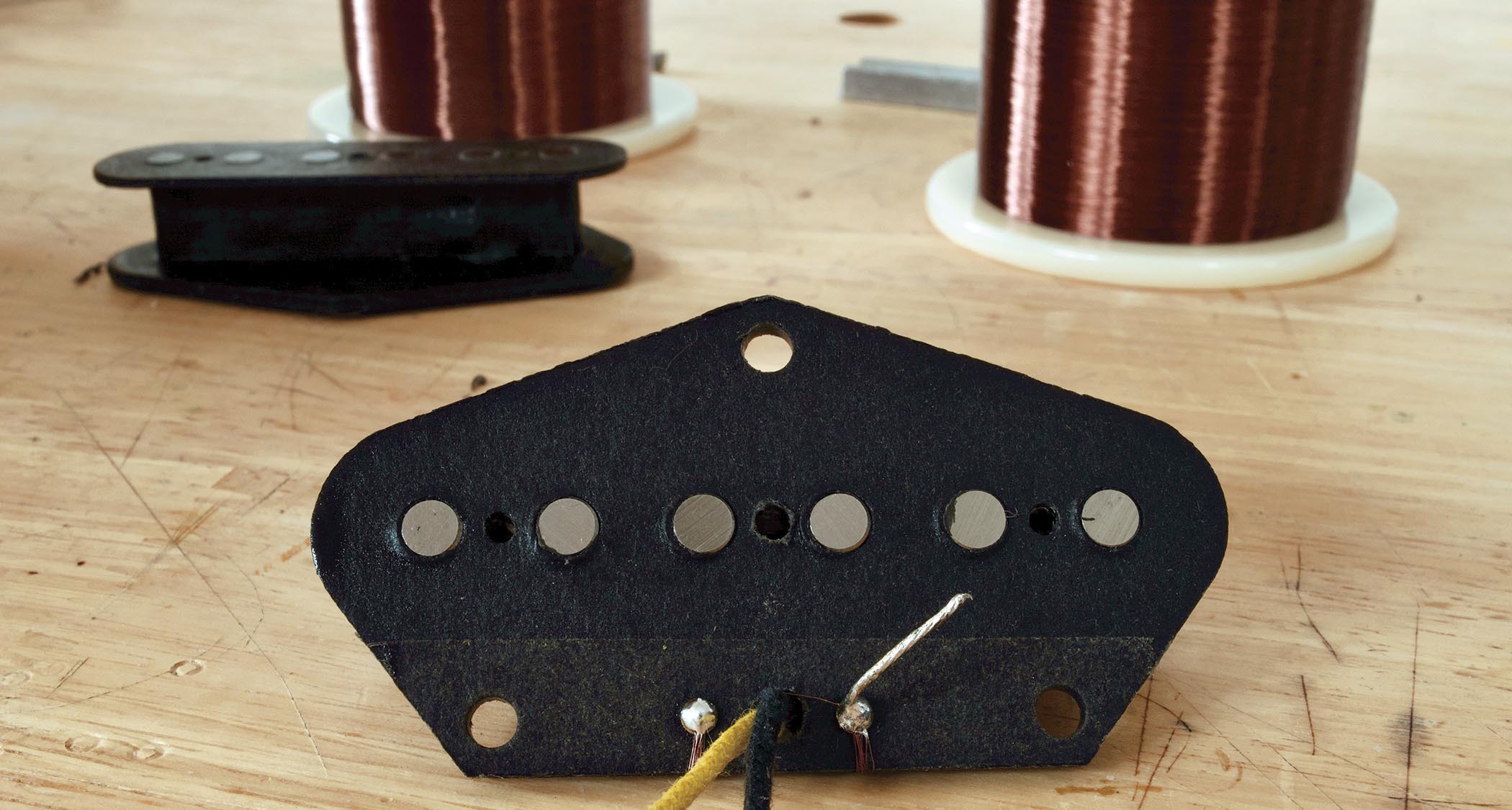 The negative leadout wire protrudes beyond the eyelet, so that it can&amp;nbsp;be soldered onto the&amp;nbsp;baseplate