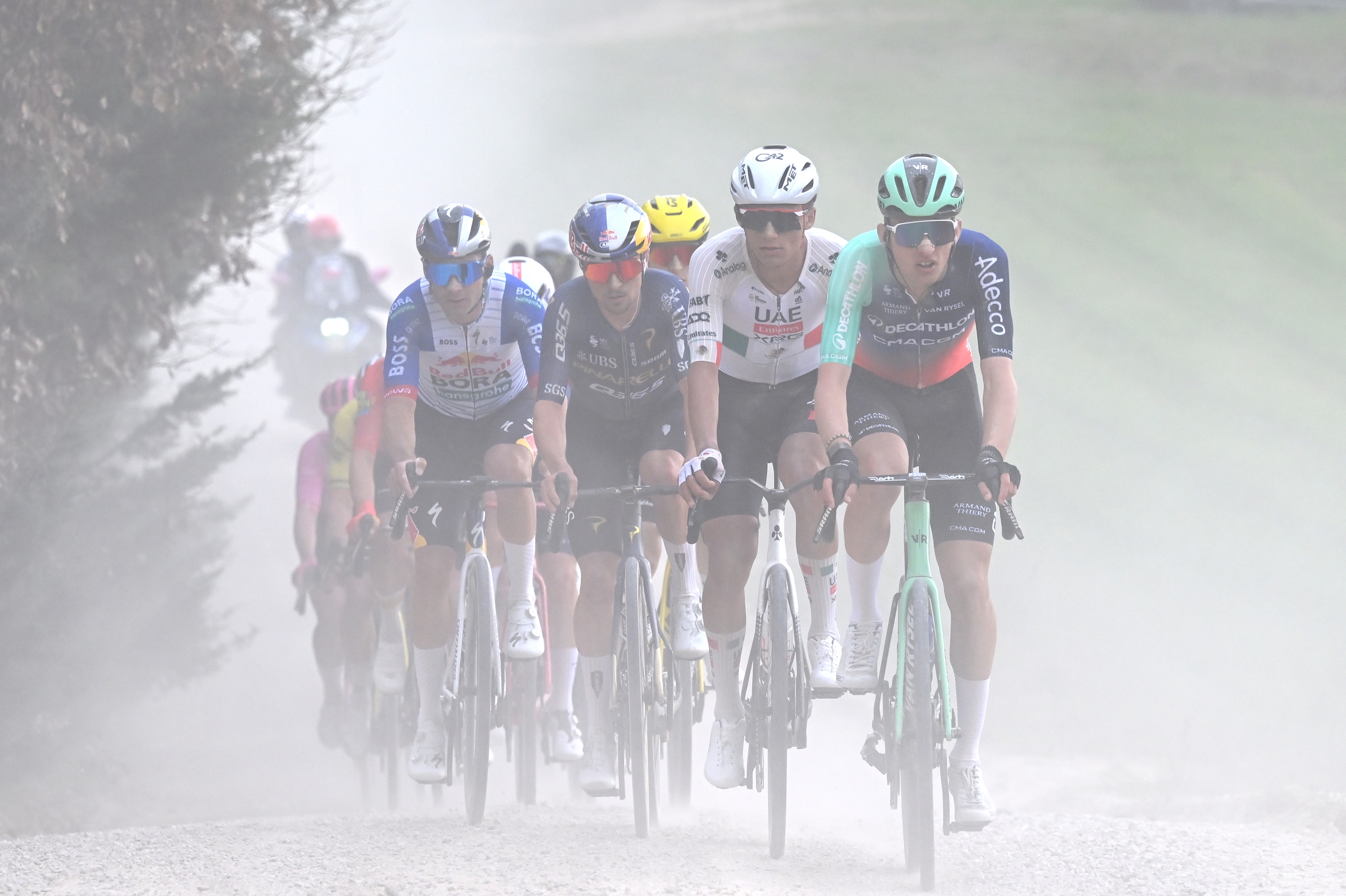 SIENA, ITÁLIA - 7 DE MARÇO: (LR) Thomas Pidcock da Grã-Bretanha e a equipe de ciclismo Pinarello Q36.5 Pro, Isaac Del Toro do México e a equipe dos Emirados Árabes Unidos - 2026 em Siena, Itália (Foto de Tim de Waele / Getty Images)