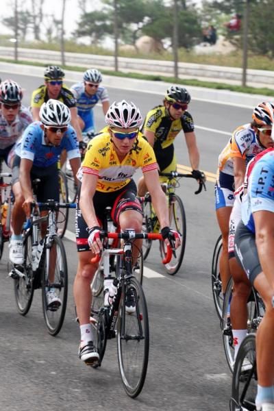 Dave Tanner (Fly V Australia) rides in the yellow jersey.