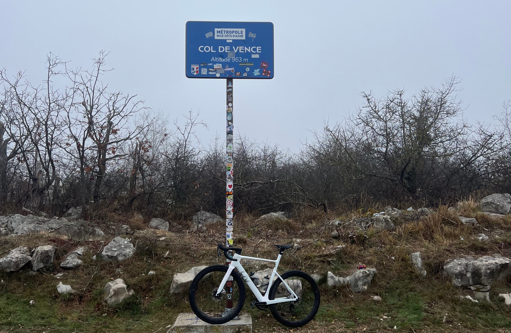 The Liv EnviLiv leaning up against the sign for the summit of the Col de Vence