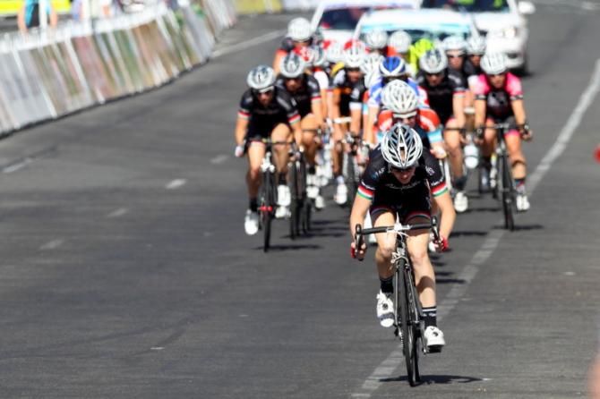 Jasmine Hurikino (Crino Cycles / Casa &amp; Boggeta) gained a small lead with 4 laps to go