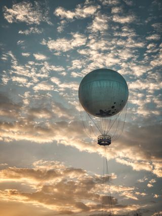 Une montgolfière devant un coucher de soleil