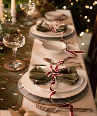 Christmas table decoration ideas use bright bows